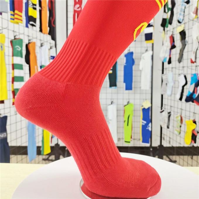 al por mayor cree calcetines del fútbol para requisitos particulares de la rodilla bacteriana anti roja del OEM de la moda los altos